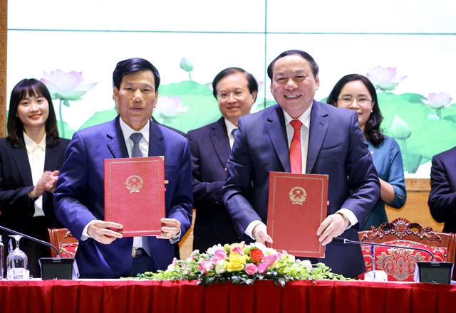 Nguyên Bộ trưởng Nguyễn Ngọc Thiện và tân Bộ trưởng Nguyễn Văn Hùng ký Biên bản bàn giao nhiệm vụ.