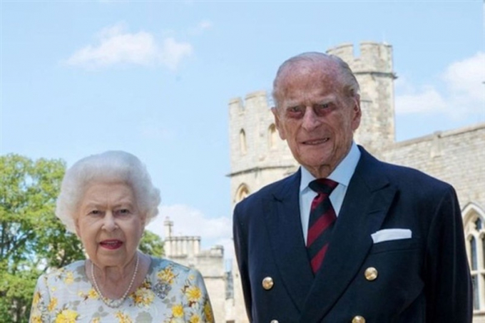 Nữ hoàng Elizabeth II và Hoàng thân Philip chụp ảnh kỷ niệm sinh nhật lần thứ 99 của ông tại Lâu đài Windsor.