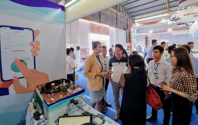 Nhiều khách tham quan tìm hiểu sản phẩm của Công ty TNHH Tép Bạc – Quán quân Startup Việt 2020