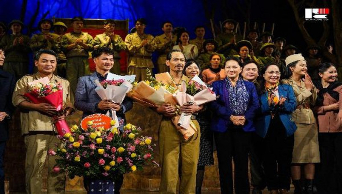 Vở diễn “Đêm trắng” của Nhà hát Kịch Việt Nam đã đem lại thành công, được giới chuyên môn đánh giá cao.