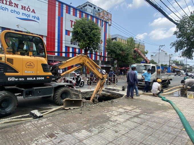 lực lượng chức năng vẫn đang khẩn trương khắc phục sự cố hố tử thần trên đường Huỳnh Tấn Phát