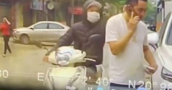 Video: Tên cướp liều lĩnh giật phăng dây chuyền của người đàn ông giữa ban ngày