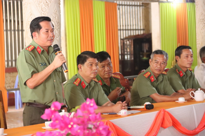 Đại tá Đinh Văn Nơi - Giám đốc Công an tỉnh (bìa trái) phát biểu tại buổi họp mặt