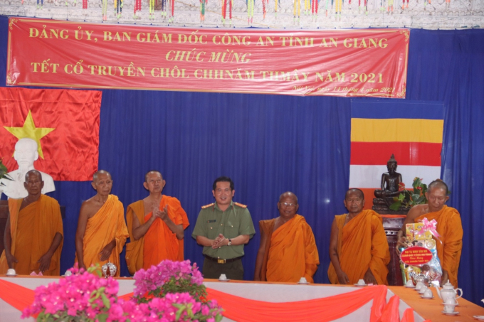 Đại tá Đinh Văn Nơi - Giám đốc Công an tỉnh tặng quà cho CBCS Đội An ninh dân tộc Nhân dịp Tết cổ truyền Chôl Chnăm Thmây