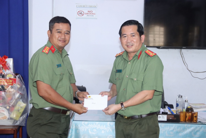 Đảng ủy, Ban Giám đốc Công an tỉnh cùng lãnh đạo địa phương bàn giao nhà nghĩa tình đồng đội cho gia đình Trung tá Chau Kim Vuth Thera, Phó trưởng Công an thị trấn Tri Tôn.