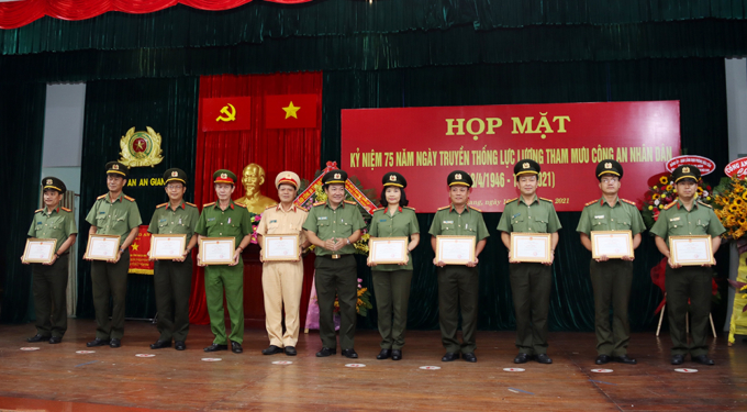 Đại tá Lâm Thành Sol, Phó Giám đốc Công an tỉnh trao Giấy khen của Giám đốc Công an tỉnh cho các tập thể