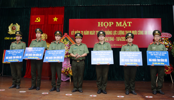 Đại tá Đinh Văn Nơi – Giám đốc Công an tỉnh trao nhà “Nghĩa tình đồng đội” cho cán bộ, chiến sĩ