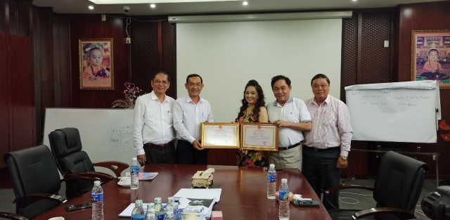 Chủ tịch UBND tỉnh Bến Tre trao bằng khen cho vợ chồng doanh nhân Huỳnh Uy Dũng “lò vôi”
