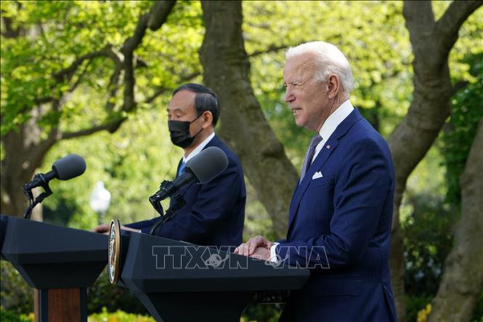 Tổng thống Mỹ Joe Biden (phải) và Thủ tướng Nhật Bản Suga Yoshihide tại cuộc họp báo chung sau hội đàm ở Washington, DC, ngày 16/4/2021 (giờ Mỹ) (ảnh: AFP/TTXVN).