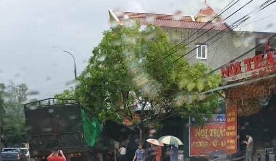 Quảng Ninh: Xe container mất lái tông liên tiếp vào xe tải, lao vào nhà dân khiến 3 người thương vong