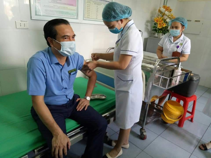 Giám đốc Bệnh viện đa khoa thành phố Vinh tiên phòng tiêm vắc xin