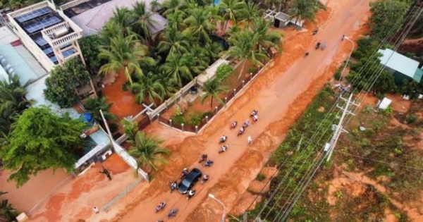 Bình Thuận: Lũ cát đỏ đổ xuống đường, giao thông bị gián đoạn