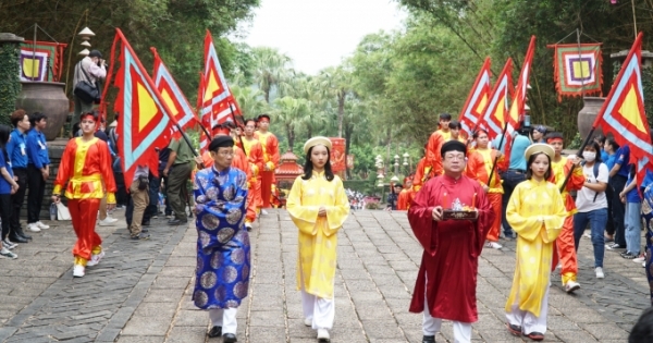 TP HCM: Hàng ngàn người dân dâng hương ngày giỗ Tổ Hùng Vương
