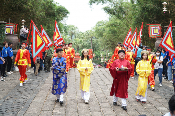 Đoàn lãnh đạo diễu hành đón rước lễ giỗ Tổ Hùng Vương.