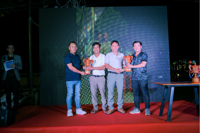 Ông Nguyễn Quốc Tuấn (ngoài cùng bên tay trái) và ông Huỳnh Văn Dũng (ngoài cùng bên tay phải) lên trao cúp cho cặp đôi đạt giải nhì.