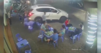 Video: Thực khách hoảng hồn, bức xúc với tài xế lùi xe húc vào quán nhậu rồi bỏ chạy