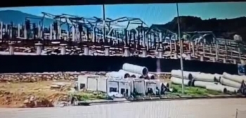 Video: Cận cảnh quá trình đổ sập của nhà xưởng khung sắt khổng lồ tại KCN Hải Hà