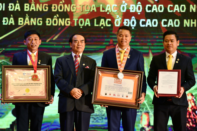 Đại diện tổ chức kỷ lục Guinness thế giới trao giấy chứng nhận cho công trình tượng phật A Di Đà bằng đồng có độ cao nhất châu Á.