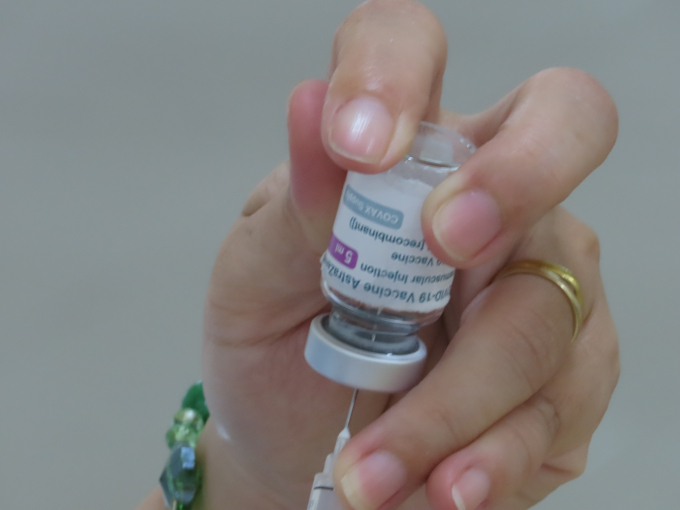 Nhân viên y tế chuẩn bị vắc xin trước khi tiêm.