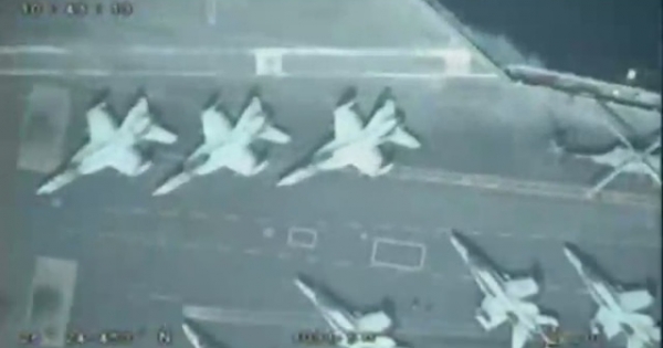 Máy bay không người lái của Iran "lượn trên đầu" tàu sân bay Mỹ