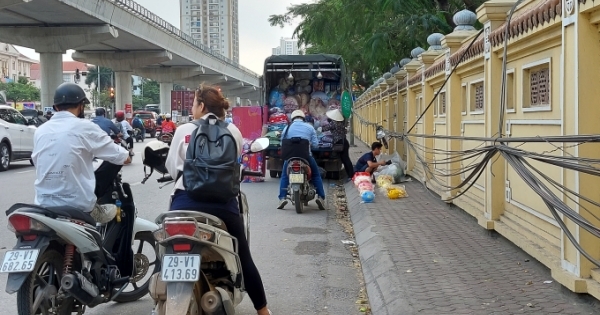 (Mai Dịch - Hà Nội): Lực lượng chức năng đang ở đâu khi hàng rong "xâm chiếm" đường phố?