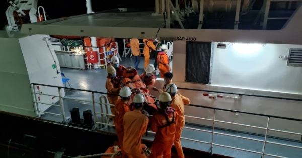 Xuyên đêm cứu hộ hai thuyền viên tàu cá gặp tai nạn trên biển