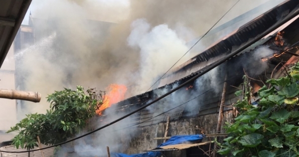 Cháy dữ dội tại quán bánh canh ở trung tâm TP Vinh
