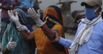 Ấn Độ thêm 323.000 ca mắc mới, Mỹ dốc sức trợ giúp
