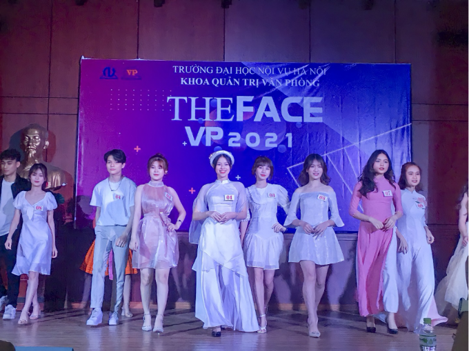 Các thí sinh tham gia vòng thi Catwalk trong cuộc thi The Face Văn phòng 2021
