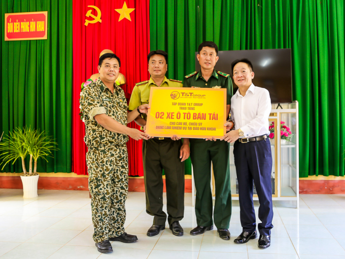 Lãnh đạo tỉnh Cà Mau và lãnh đạo Tập đoàn T&amp;amp;T Group tặng quà cho cán bộ chiến sỹ các lực lượng đang làm nhiệm vụ trên đảo Hòn Khoai.