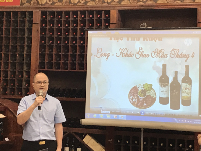 Giám đốc Công ty Cổ phầnCP Vang Thăng Long Đinh Tiến Thành giới thiệu các sản phẩm vang chất lượng cao do do Công ty trực tiếp sản xuất và đóng chai
