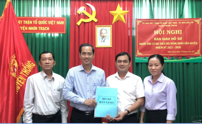Bàn giao hồ sơ người ứng cử HĐND huyện Nhơn Trạch.