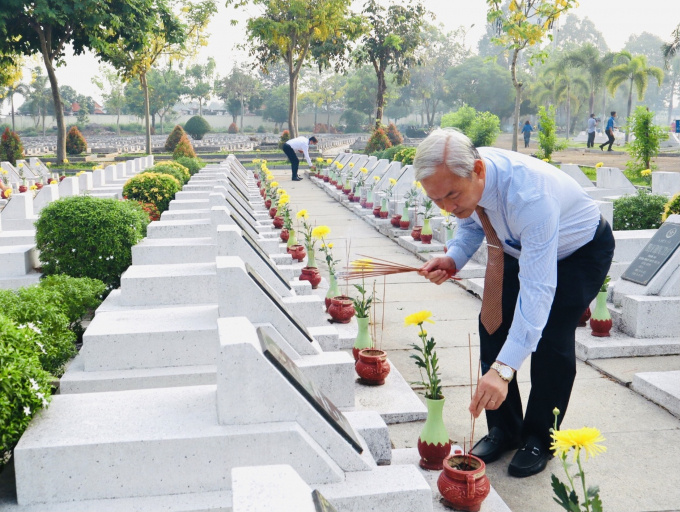 ông Nguyễn Phú Cường - Bí thư Tỉnh ủy, Chủ tịch HĐND tỉnh thắp hương tại các phần mộ liệt sĩ.
