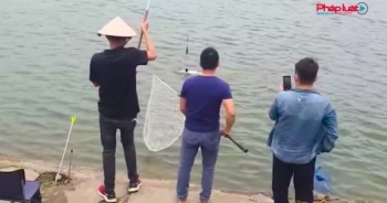Hà Nội: Tự xưng người "nhà hồ" thu phí câu cá trái phép tại hồ Định Công