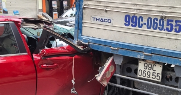 Không làm chủ được tốc độ chiếc xe KIA đâm vào đuôi xe tải khiến nhiều người bị thương
