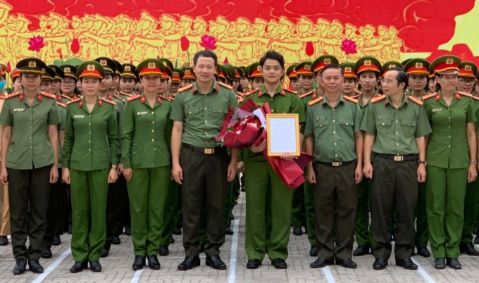 Chiến sĩ Phan Đức Mạnh chính thức trở thành Công an nhân dân.