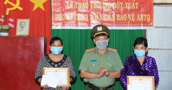 An Giang: Hai phụ nữ Khmer bắt cướp được Giám đốc Công an tỉnh tặng giấy khen