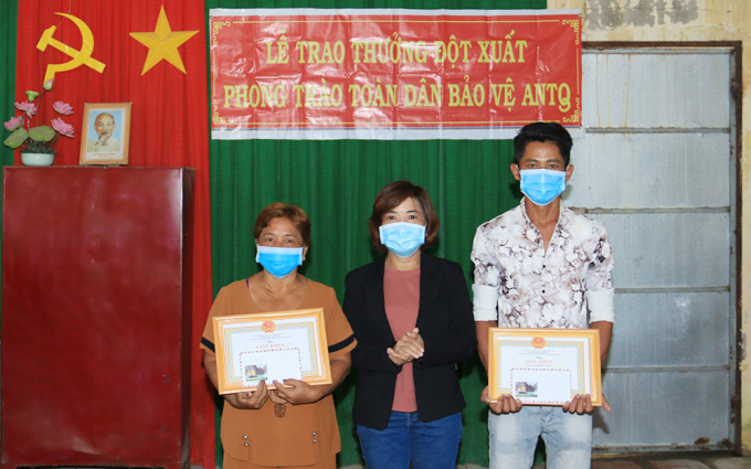 Đại diện chính quyền địa phương xã Châu Lăng, huyện Tri Tôn, trao giấy khen của Chủ tịch UBND xã Châu Lăng cho chị Neáng Hải và anh Danh Dương