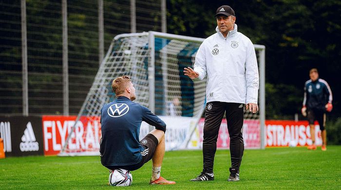HLV Flick khá đau đầu khi tuyển Đức không còn sở hữu nhiều cầu thủ phòng ngự chất lượng như trước. Ảnh: Reuters.