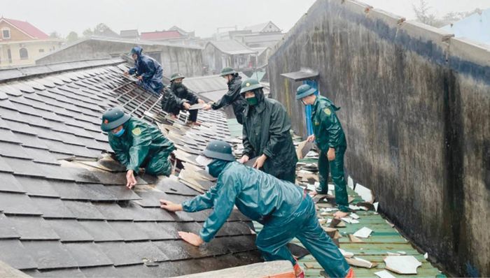Các lực lượng hỗ trợ người dân ở Phú Lộc (Thừa Thiên Huế) sửa chữa lại nhà cửa hư hỏng do gió lốc. Ảnh: Báo Thừa Thiên Huế