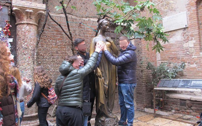 Mới đây, một người phụ nữ đã thu hút sự quan tâm trên mạng xã hội sau khi bày tỏ sự lo lắng, thương cảm đối với bức tượng nàng Juliet (Ảnh: Daily Mail).