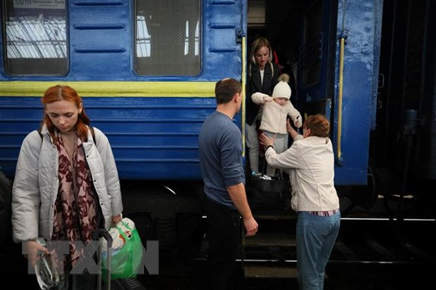Người dân Ukraine sơ tán từ thành phố Mariupol tới Lviv. (Ảnh: AFP/TTXVN)
