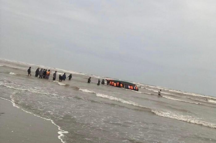Chiếc thuyền bị lật trên biển, một ngư dân đang mất tích. (Ảnh CTV)