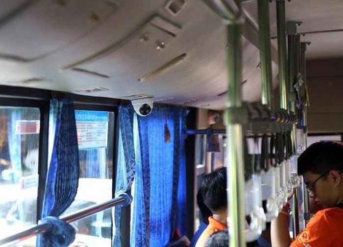Tháng 11/2018, 26 xe buýt tuyến số 53 (Trung tâm thành phố - Đại học Quốc gia TP.HCM) được lắp 3-4 camera/xe và loa cảnh báo để phòng ngừa, ngăn chặn quấy rối tình dục phụ nữ và trẻ em. Ảnh: An Huy.