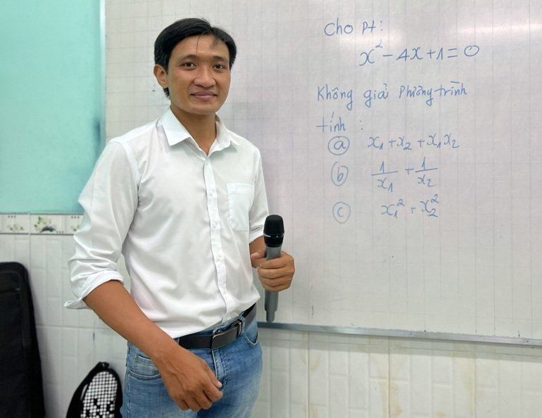 Thầy Khánh ra đề Toán cho học sinh ở lớp học miễn phí tối 30/3 (Ảnh: Diệp Phan).
