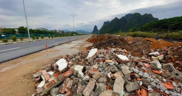 Đường bao biển đẹp nhất Quảng Ninh biến thành nơi đổ rác xây dựng