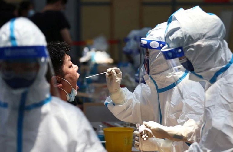 Nhân viên y tế lấy mẫu xét nghiệm tại Trung Quốc (Ảnh: Reuters).