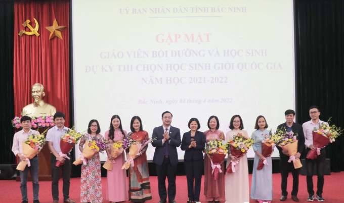 Chủ tịch UBND tỉnh Bắc Ninh Nguyễn Hương Giang (giữa) và Giám đốc Sở GD&amp;amp;ĐT Nguyễn Thế Sơn khen thưởng thầy cô tham gia bồi dưỡng HSG.
