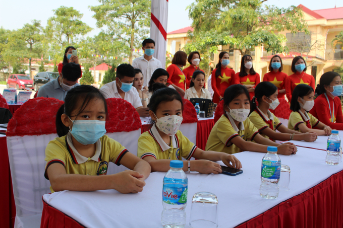 Học sinh trường Tiểu học Minh Quang háo húc mong chờ công trình tổ hợp giáo dục thể chất sớm đưa vào sử dụng.
