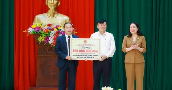 Phó Chủ tịch nước thăm, tặng quà hộ chính sách, trao nhà tình nghĩa tại Nghệ An